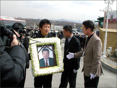 김한국씨가 영정을 들고 고 김형곤씨를 안치하기 위해 서있다. 